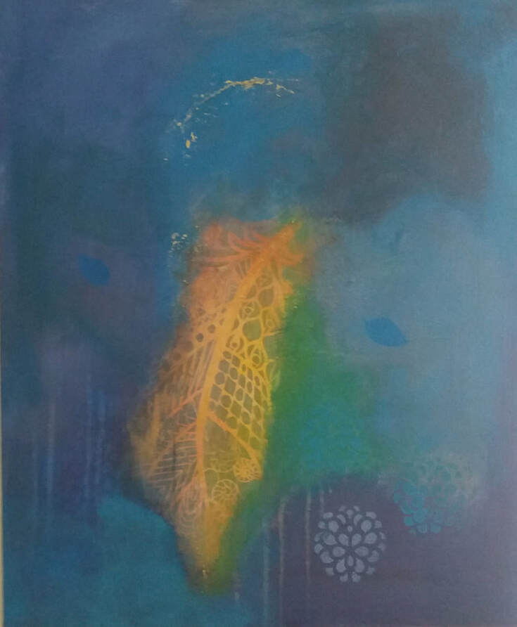 Abstrakt maleri med mørkere blå bakgrunn og mønstret gul figur med mystisk preg